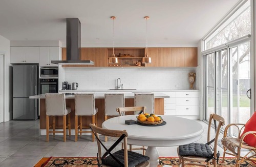East Devonport House | Rose Villa Heritage Home with Parking & WiFi