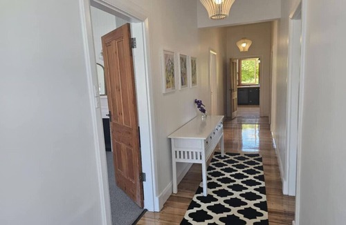 West Hobart House | RoseIris Cottage - City Charm