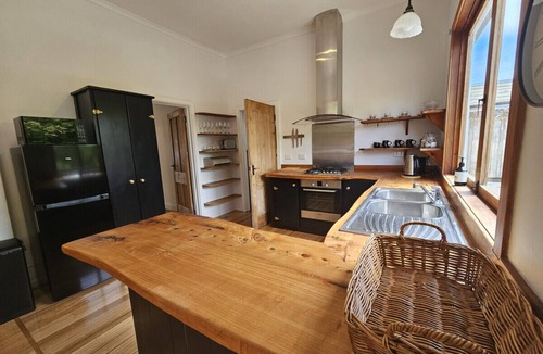 West Hobart House | RoseIris Cottage - City Charm