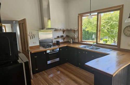 West Hobart House | RoseIris Cottage - City Charm