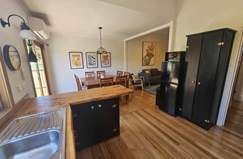 West Hobart House | RoseIris Cottage - City Charm