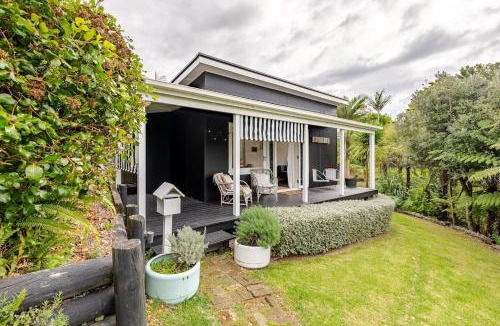 Stanmore Bay House | Rosies cottage hideaway in Stanmore Bay with lovely seaview