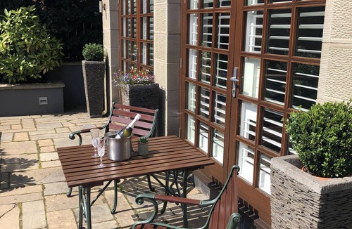 Roslin House | Roslin Self Catering Modern Luxury 1 Bedroom House with large family lounge