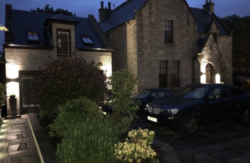 Roslin House | Roslin Self Catering Modern Luxury 1 Bedroom House with large family lounge