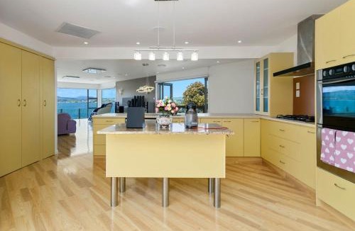 Kawaha Point House | Rotorua Luxury lakeside Resort