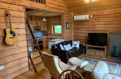 Taynuilt Cabin | Rowan Cabin - Authentic log cabin, close to loch shore, with hot tub.