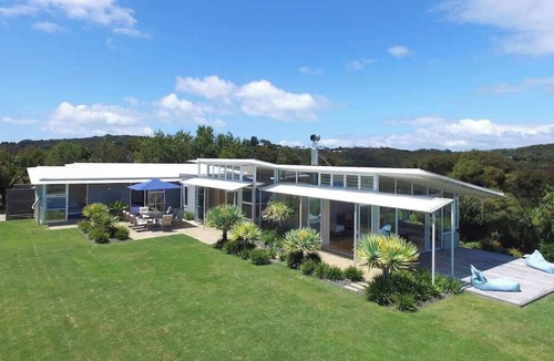 Omiha House | Royal Blue - Elevated Putiki Bay Views