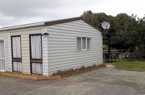 Awanui Cottage | Rural Cottage Minutes From Beaches, Lakes and Town