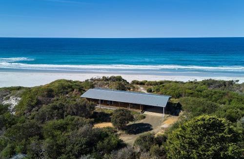 Douglas River House | Rustic by the sea ~ a timeless holiday retreat!