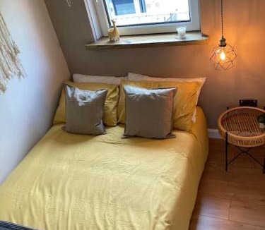 Dowanhill Apartment | Rustic Top Floor West End Pad With Balcony, Parking next to Byers Road, Aston Lane, Glasgow Uni