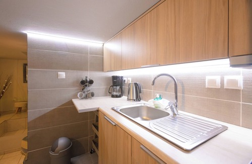 Marathon Apartment | Santa Barbara lux studio in Marathonas