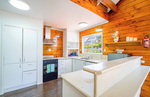 Whangarei House | Scenic Escape with Stunning Sea Views in Raumanga