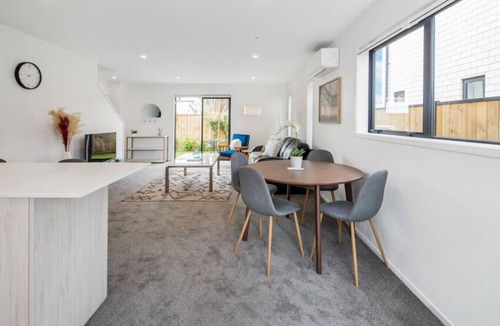 Trentham House | Scenic Views from our 2-BR Trentham Hideaway