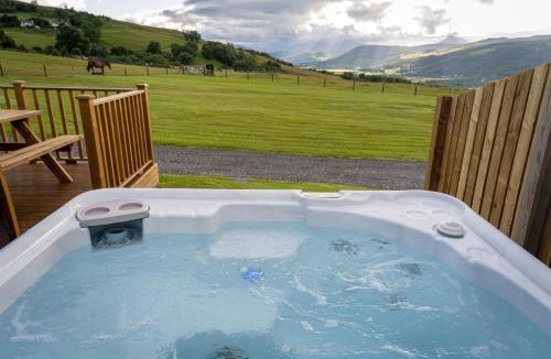 Aberfeldy Apartment | Schiehallion Luxury Glamping Pod with Hot Tub at Pitilie Pods