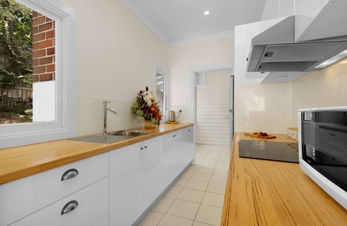 Montello House | Sea Glass Cottages: Family and friend's retreat Burnie - 3 minutes to the beach!