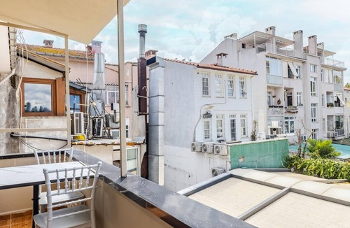 Beylerbeyi Apartment | Sea View Flat w Balcony Near Beylerbeyi Palace
