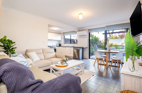 Woolgoolga House | Seadream on Nelson. New Listing. pet Friendly , 300m Stroll to Beach and Cafes