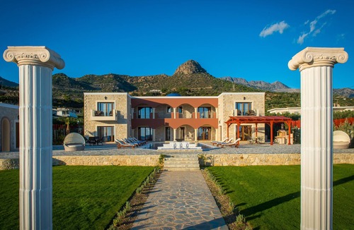 Ferma Villa | Seafront VIlla Kastello Kalliste | 8 bedrooms | 8 bathrooms