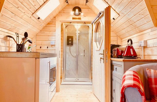 Cairndow Cabin | Seal Cove Cabin, peaceful, private, couples retreat, loch side & pet friendly (1 only)