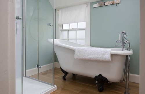 Cromarty Cottage | SEASHELL COTTAGE, family friendly, with a garden in Cromarty