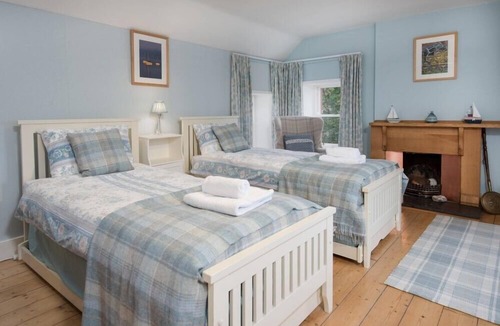 Cromarty Cottage | SEASHELL COTTAGE, family friendly, with a garden in Cromarty