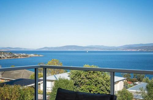 Howrah House | Seaside Chic Villa with Breathtaking Ocean Views