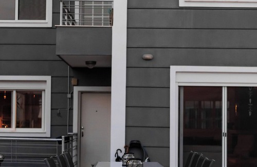 Mikrolimano Villa | Seaside Grey Pearl Villa nSea Views, Ideal for Artists & Dreamers