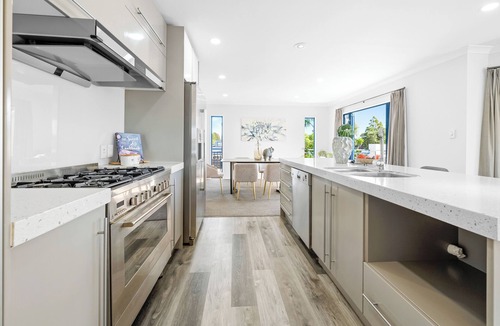 Whenuapai Villa | Seaview Villa near the Harbour.