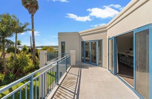 Whenuapai Villa | Seaview Villa near the Harbour.