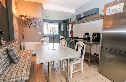 Carnoustie Cottage | SEAVIEW WELLNESS RETREAT, pet friendly, with hot tub in Carnoustie