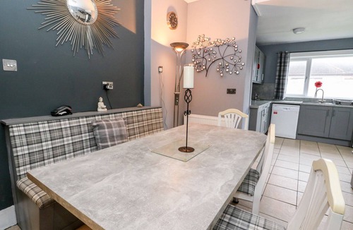 Carnoustie Cottage | SEAVIEW WELLNESS RETREAT, pet friendly, with hot tub in Carnoustie