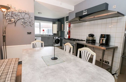 Carnoustie Cottage | SEAVIEW WELLNESS RETREAT, pet friendly, with hot tub in Carnoustie