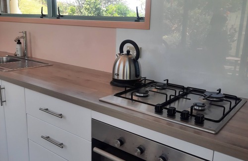 Okitu Apartment | Secluded Oceanview Chalet with Floor-to-Ceiling Windows - Your Serene Escape.n