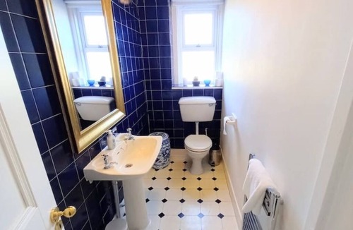 Prestwick Bed & Breakfast | Self Catering Apartment (South Wing) at St Andrews House Prestwick sleeps 5nn