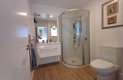 Lowburn House | Separate access bedroom + ensuite in Pisa Moorings 300m from lake/Dunstan Trail