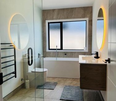 Wharewaka House | Separate entry room with share bathroom