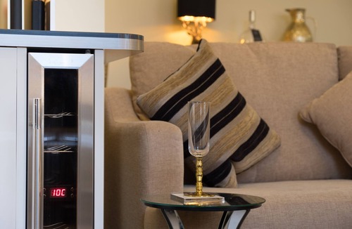 Central Aberdeen Apartment | "Sheer Luxe" King Size Deluxe Apartment (Sleeps up to 4)