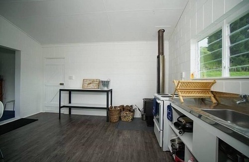 Tiniroto House | Simple relaxed accomodation option for family, friend groups or travellers.
