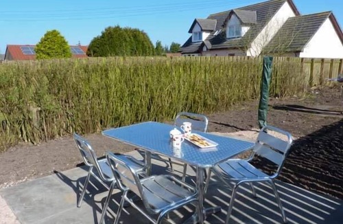 Lanark Cottage | SKY BLUE COTTAGE, pet friendly, with a garden in Braehead
