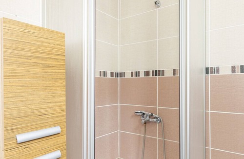 Goztepe Apartment | Sleek Flat w Balcony 8 min to Coast on Bagdat Ave