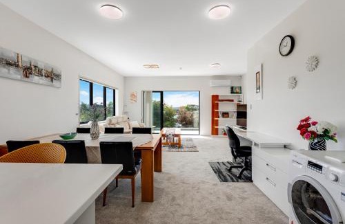 Massey Apartment | Sleek Vista Townhouse with deck and air-con