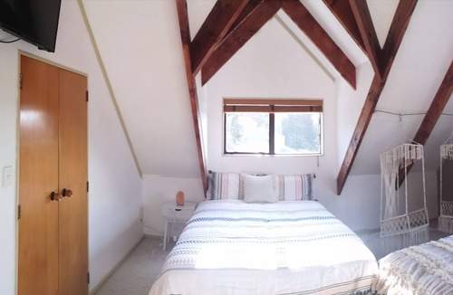 Whitby House | Sleeps up to 16 guests!