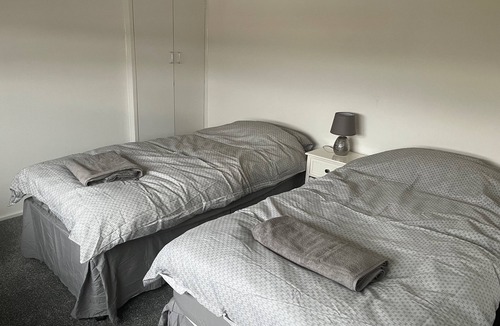 Airdrie House | Sleeps6, for tradesman contractors,WiFi ,parking
