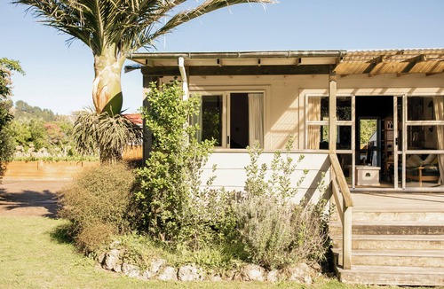 Kairakau House | Slow & Relaxing Days at the cutest old school bach- family & pet-friendly