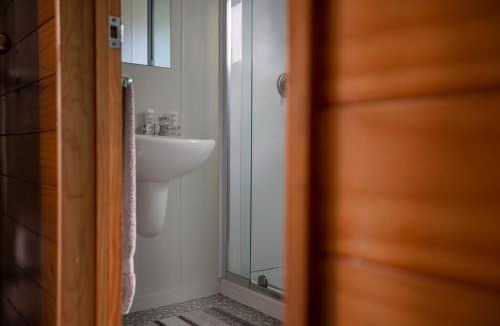 Rotorua Hostel | Smoke Lake Hot Springs Lodge & Camp