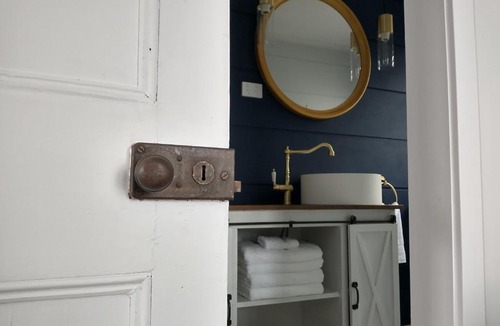 Strahan Bed & Breakfast | Sneaky Peek Cottage