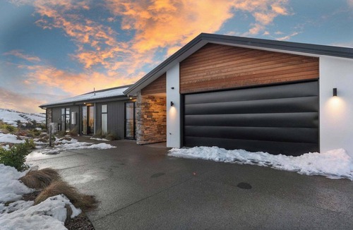Lake Tekapo Apartment | Snow Pine 3 Bedroom Apartment