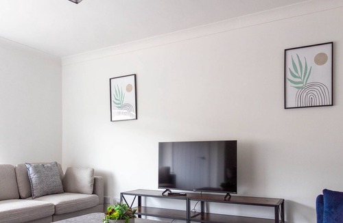 Blantyre House | Snug Modern Home in Blantyre