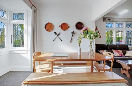 Mount Eden House | Soothe Serenity Mt Eden Villa with Parking