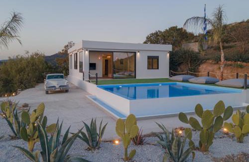 Lavreotiki Villa | Sounio Black Villa
